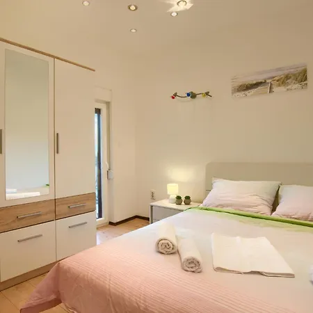 Holiday home Gorgeous In With Kitchen Jadreski
