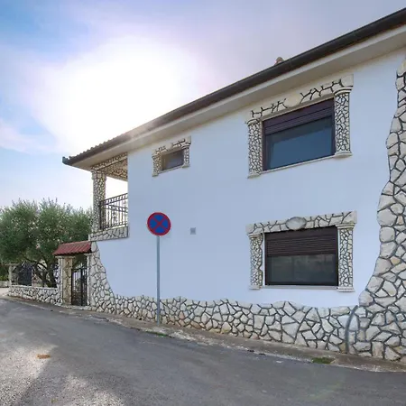 Holiday home Gorgeous In With Kitchen *