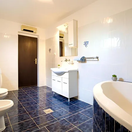 Holiday home Gorgeous In With Kitchen